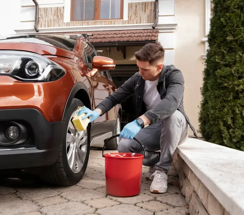 Lavage auto à domicile Firmi : professionnel intervenant sur un véhicule